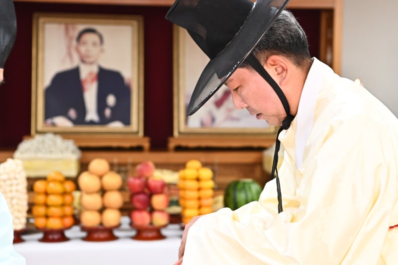 26일 구미 생가서 열린 ‘제46주년 박정희 대통령 서거 추모제 및 추도식’에서 김장호 구미시장이 초헌관을 맡아 제례를 올리고 있다. (구미시 제공. 재판매 및 DB금지)/뉴스1