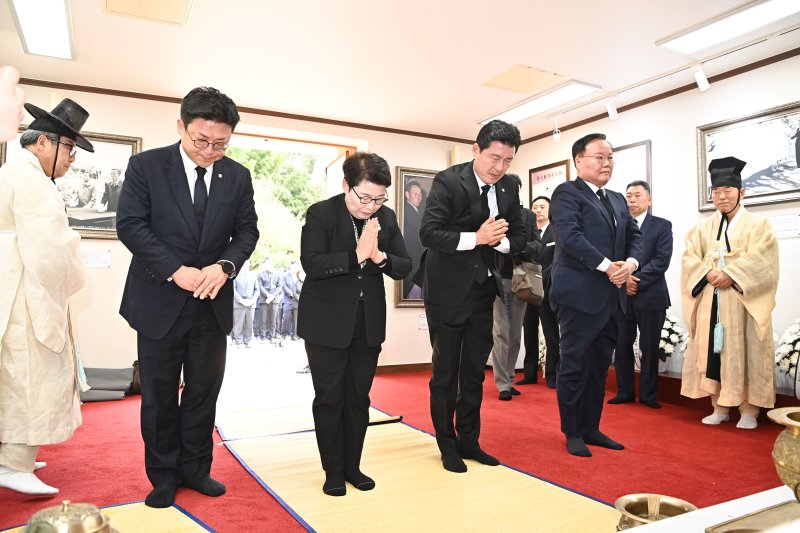 26일 구미 생가서 열린 ‘제46주년 박정희 대통령 서거 추모제 및 추도식’에서 국민의힘 강명구, 임이자, 구자근 의원과 김재원 최고위원 (왼쪽부터) 이 헌화하고 있다. (구미시 제공. 재판매 및 DB금지)/뉴스1 ⓒ News1 정우용 기자