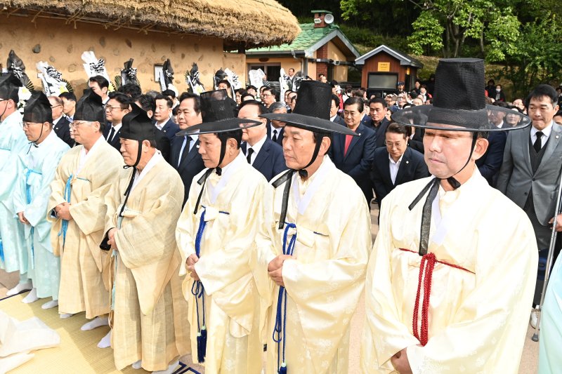 26일 구미 생가서 열린 ‘제46주년 박정희 대통령 서거 추모제 및 추도식’. (구미시 제공. 재판매 및 DB금지)/뉴스1 ⓒ News1 정우용 기자