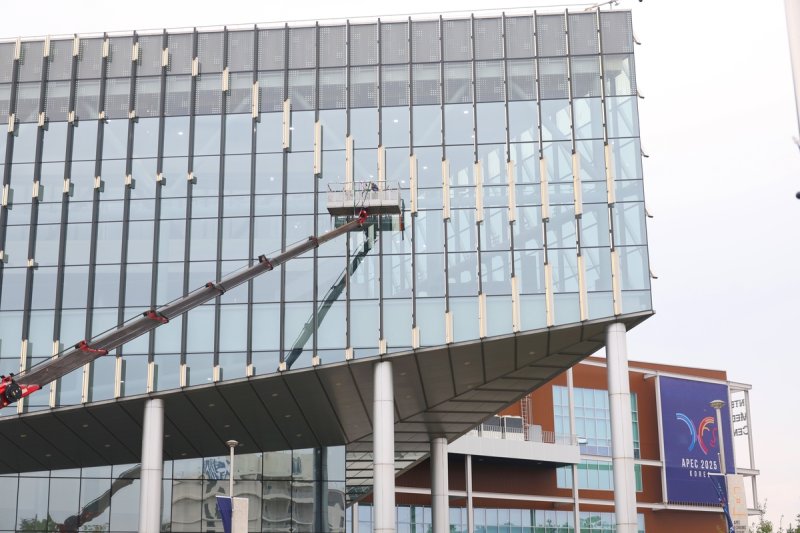 APEC 정상회의장 막바지 전기 점검 (출처=연합뉴스)