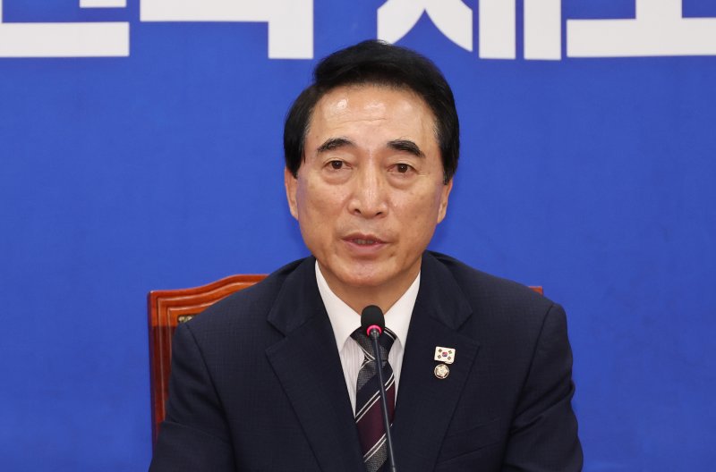 [서울=뉴시스] 김금보 기자 = 박수현 더불어민주당 수석대변인이 지난 12일 오전 서울 여의도 국회에서 현안관련 기자간담회를 하고 있다. 2025.10.12. kgb@newsis.com