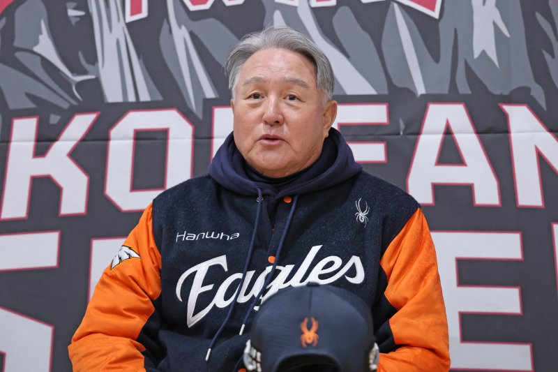 [서울=뉴시스] 정병혁 기자 = 김경문 한화 이글스 감독이 26일 서울 송파구 잠실야구장에서 열린 2025 KBO 포스트시즌 한국시리즈 1차전 한화 이글스와 LG 트윈스의 경기를 앞두고 열린 기자회견에서 취재진 질문에 답하고 있다. 2025.10.26. jhope@newsis.com