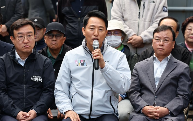 [서울=뉴시스] 조성우 기자 = 오세훈(가운데) 서울시장이 24일 오전 서울 노원구 상계5 재정비촉진구역에서 열린 부동산 대책 현장 회의에서 발언하고 있다. (공동취재) 2025.10.24. photo@newsis.com