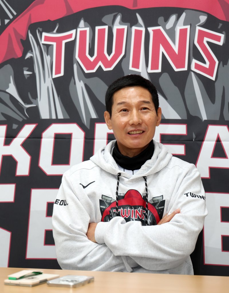 LG 염경엽 감독이 26일 서울 잠실야구장에서 열리는 프로야구 2025 신한 SOL뱅크 KBO 포스트시즌 한국시리즈 1차전 한화 이글스와 LG 트윈스의 경기에 앞서 인터뷰를 하고 있다. 2025.10.26/뉴스1 ⓒ News1 김성진 기자