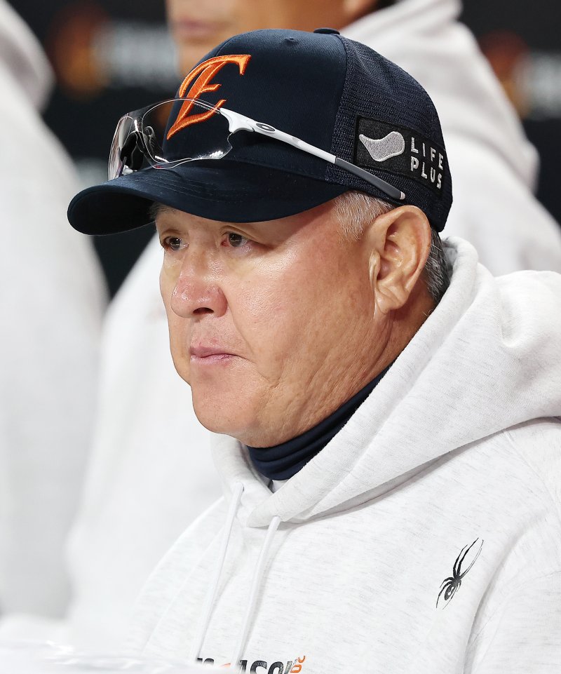 24일 오후 대전 한화생명볼파크에서 열린 프로야구 2025 신한 SOL뱅크 KBO 플레이오프 5차전 삼성 라이온즈와 한화 이글스의 경기, 한화 김경문 감독이 경기를 지켜보고 있다. 2025.10.24/뉴스1 ⓒ News1 김진환 기자