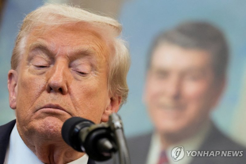 로널드 레이건 전 미국 대통령 초상화를 배경으로 연설하는 도널드 트럼프 대통령 (출처=연합뉴스)