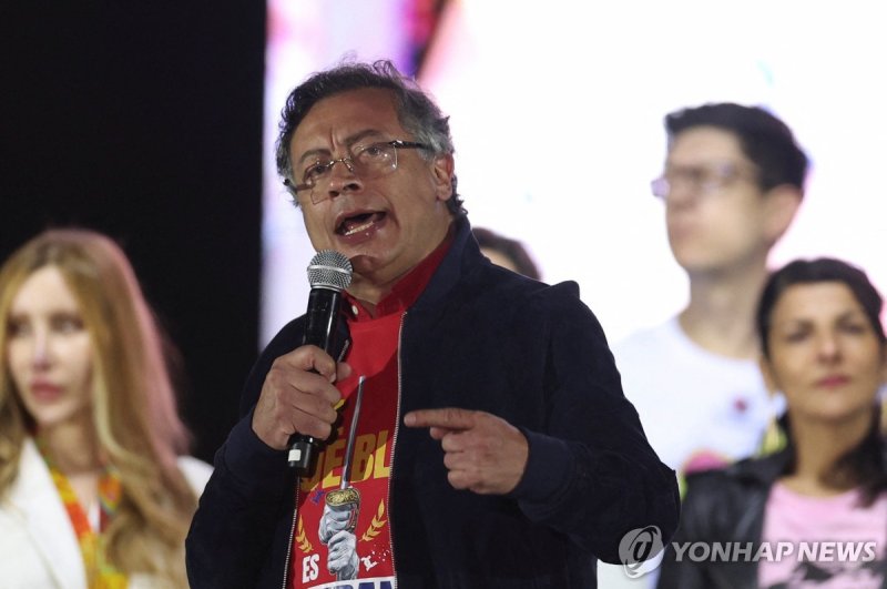 24일(현지시간) 트럼프 정부 규탄 시위에서 연설하는 구스타보 페트로 콜롬비아 대통령 (출처=연합뉴스)