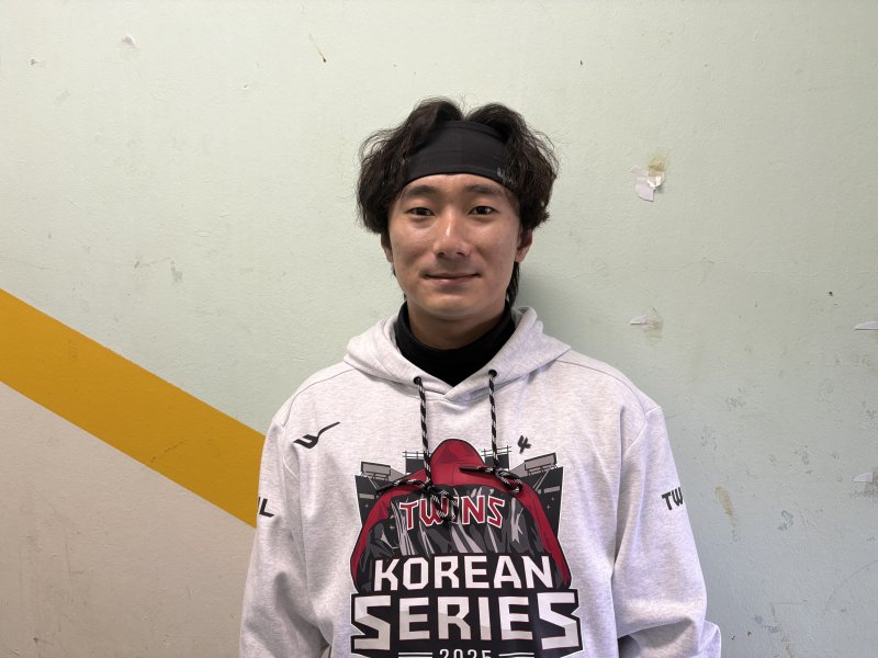 [서울=뉴시스] 신유림 기자=프로야구 LG 트윈스의 내야수 신민재가 26일 잠실구장에서 열리는 2025 신한 쏠뱅크 KBO 포스트시즌(PS) 한국시리즈 1차전을 앞두고 취재진을 만나고 있다. 2025.10.26. spicy@newsis.com *재판매 및 DB 금지