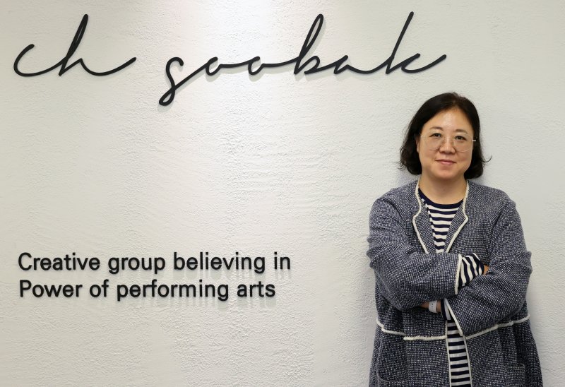 [서울=뉴시스] 배훈식 기자 = 뮤지컬 '빨래' 추민주 연출가가 23일 오후 서울 종로구 씨에이치수박 사무실에서 뉴시스와 인터뷰 전 포즈를 취하고 있다. 2025.10.23. dahora83@newsis.com