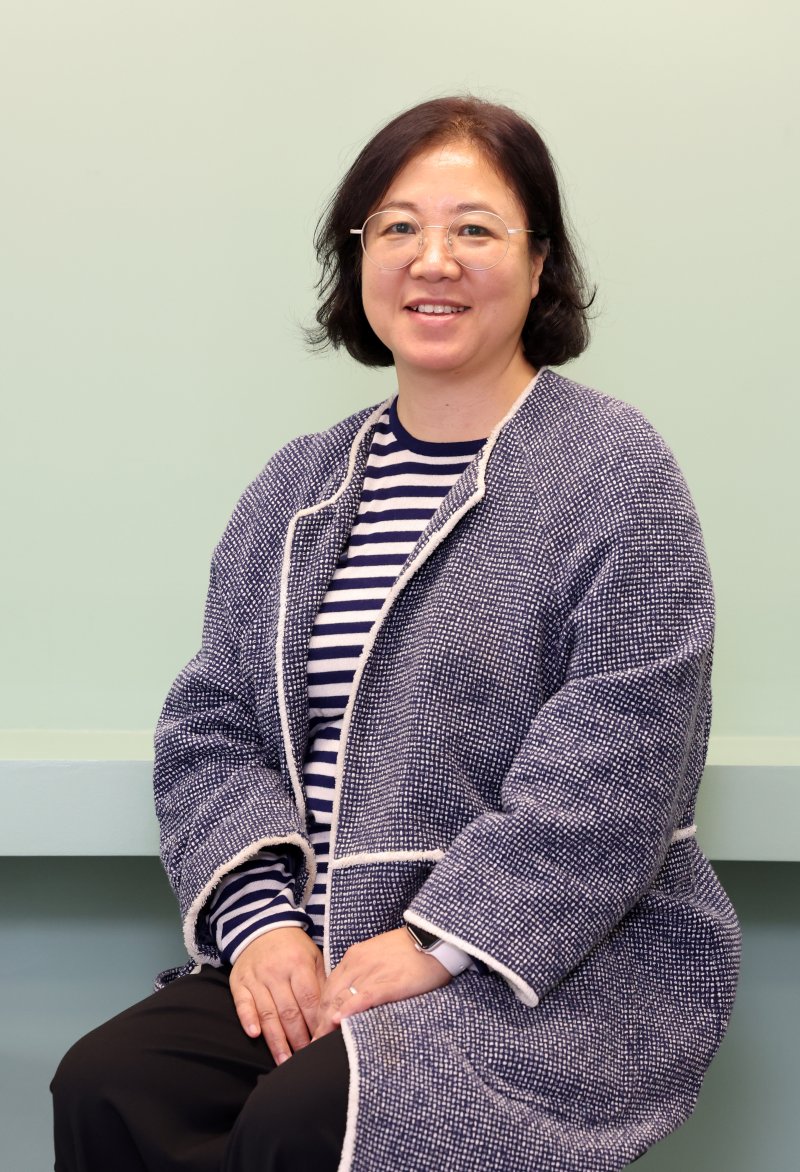 [서울=뉴시스] 배훈식 기자 = 뮤지컬 '빨래' 추민주 연출가가 23일 오후 서울 종로구 씨에이치수박 사무실에서 뉴시스와 인터뷰 전 포즈를 취하고 있다. 2025.10.23. dahora83@newsis.com