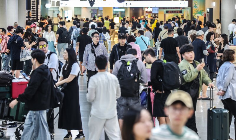 [제주=뉴시스] 우장호 기자 = 2일 오후 제주국제공항 1층 도착장이 귀성객과 관광객이 몰려 혼잡한 모습을 보이고 있다. 2025.10.02. woo1223@newsis.com