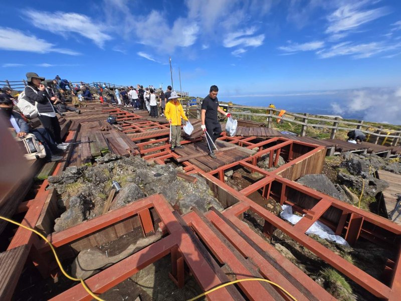 [제주=뉴시스] 제주도세계유산본부가 추진하는 한라산 대청결 운동 관련 사진. (사진=제주도 제공) 2025.10.26. photo@newsis.com