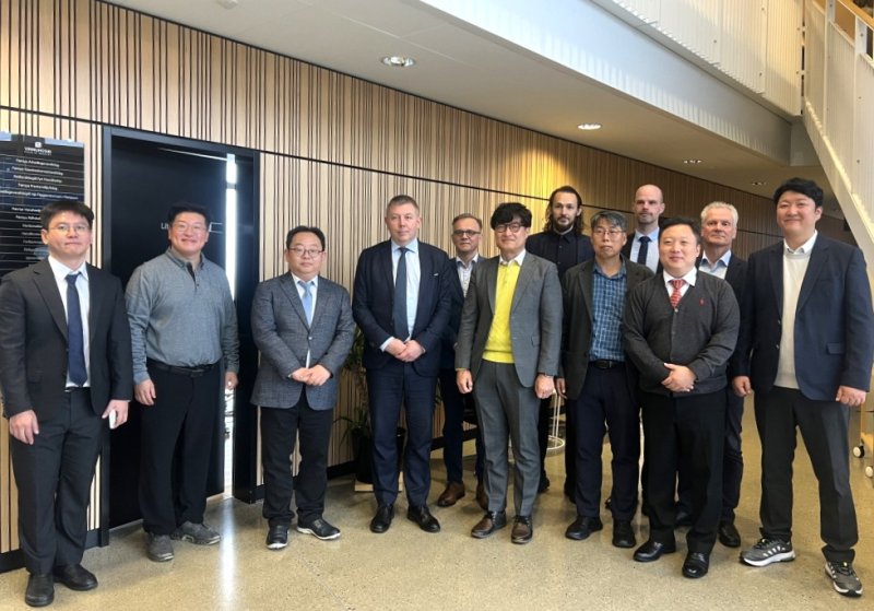 [포항=뉴시스] 송종욱 기자 = 포항시와 덴마크령 페로제도 산업협회는 지난 21일(현지 시각) 전기 선박 개발과 해양 혁신을 위한 잠정 양해 각서(MOU)를 체결한 후 대표단과 페로제도 관계자가 기념 촬영하고 있다. (사진=포항시 제공) 2025.10.26. photo@newsis.com