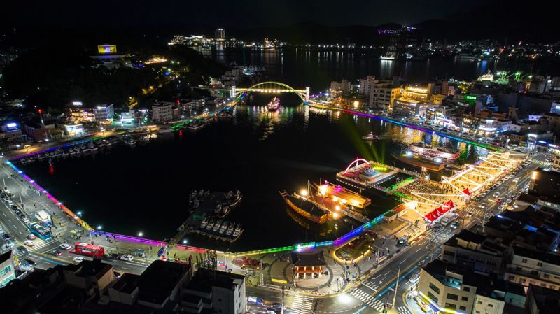 경남 통영 강구안 일대 야경. 한국관광공사 제공