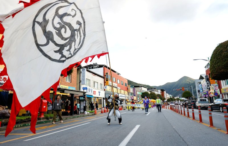27회 단양온달문화축제의 고구려 군사 행렬.(단양군 제공. 재판매 및 DB금지)/뉴스1