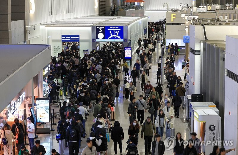 붐비는 인천국제공항 출국장 (출처=연합뉴스)