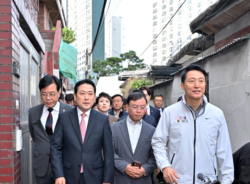 장동혁 국민의힘 대표와 송언석 원대대표, 오세훈 서울시장이 24일 서울 노원구 상계동에서 열린 서울특별시 부동산 대책 현장회의를 하기 위해 이동하고 있다. (공동취재) 2025.10.24/뉴스1 ⓒ News1 오대일 기자