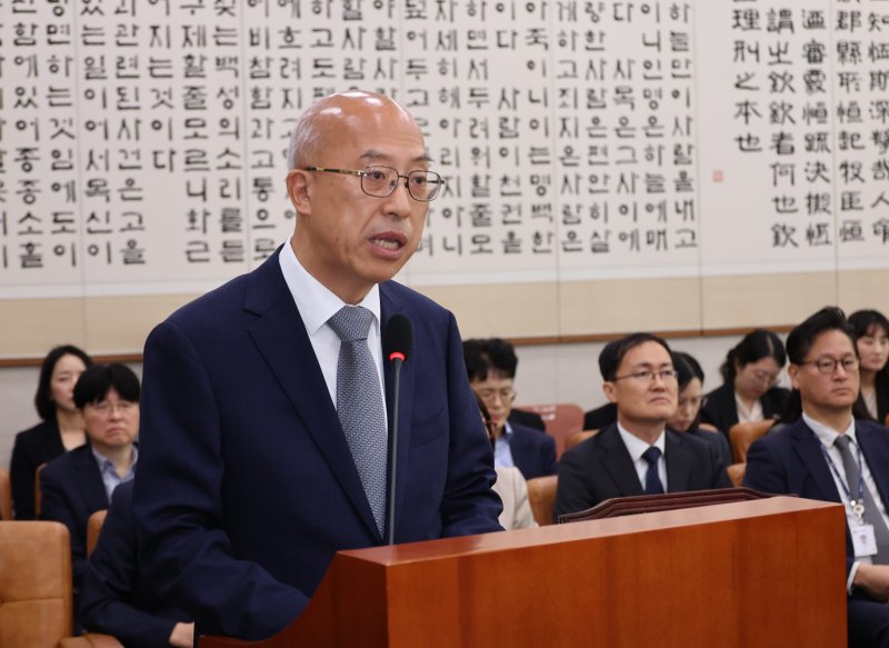 [서울=뉴시스] 김금보 기자 = 조원철 법제처장이 지난 24일 오전 서울 여의도 국회에서 열린 법제사법위원회의 법제처에 대한 국정감사에서 업무보고를 하고 있다. 2025.10.24. kgb@newsis.com