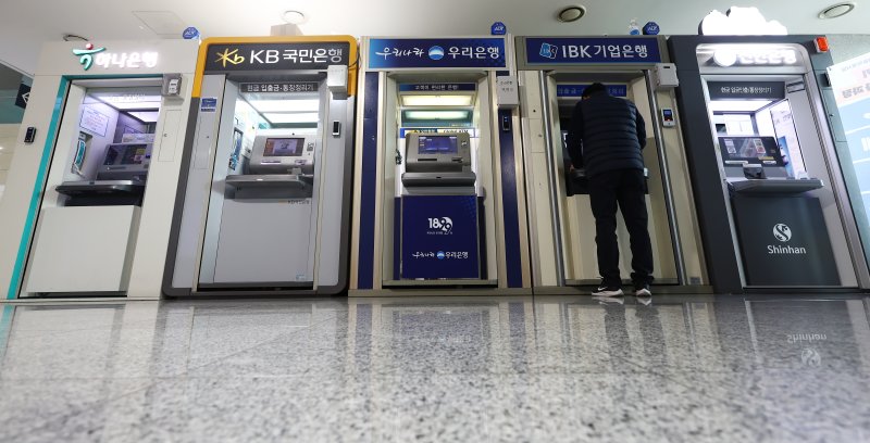 주요 시중은행이 새해를 맞아 가계대출 문턱을 낮춘다. 금융권에 따르면 신한은행은 17일부터 주택담보대출(주담대) 생활안정자금 목적의 한도를 1억 원에서 2억 원으로 상향한다. 하나은행은 내년 대출 실행 건에 한해 비대면 주담대와 전세대출 판매를 재개했고, 우리은행도 오는 23일부터 비대면 주담대, 전세대출 등의 판매를 재개한다. 사진은 이날 서울 시내에 설치된 시중은행 ATM 기기 모습. 2024.12.17/뉴스1 ⓒ News1 김민지 기자