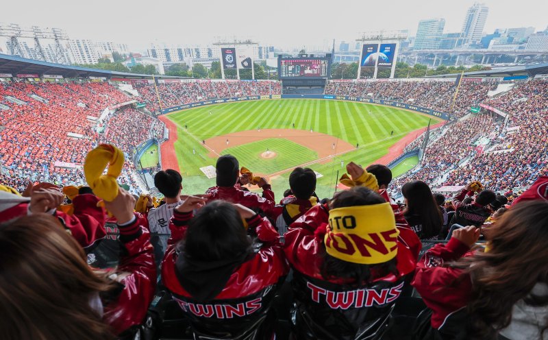 한화팬 보이면 유혈사태..SNS에 협박글에 잠실야구장 '발칵'