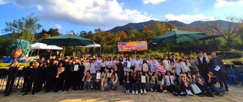 [대구=뉴시스] 대구시 수성구는 카페 덕천 418 야외무대에서 지역 주민과 청소년 200여 명이 참여한 우리마을 러블리 페스타를 개최했다. (사진 = 대구시 수성구 제공) 2025.10.26. photo@newsis.com *재판매 및 DB 금지