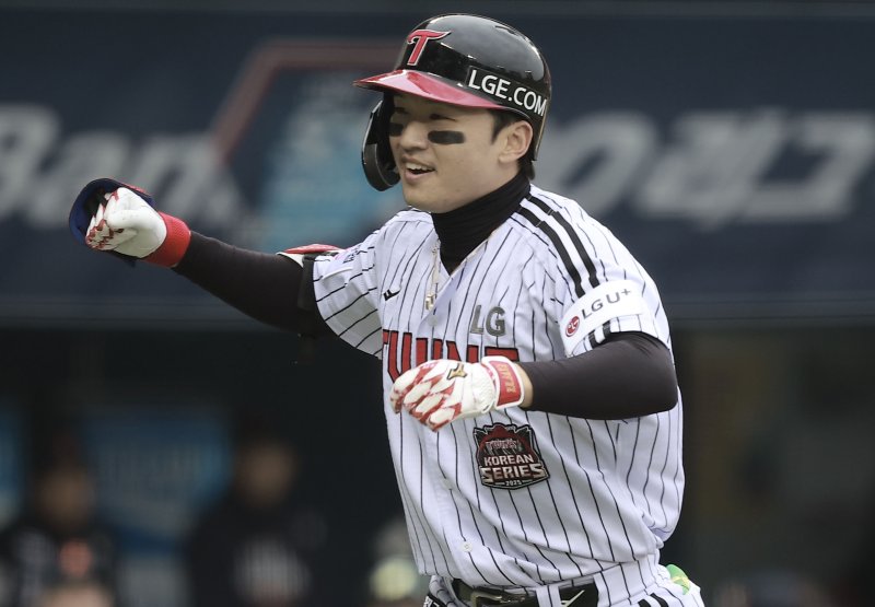 [서울=뉴시스] 정병혁 기자 = 26일 서울 송파구 잠실야구장에서 열린 2025 KBO 한국시리즈 1차전 한화 이글스와 LG 트윈스의 경기, 5회말 무사 주자없는 상황 LG 박해민이 솔로포를 친 뒤 세리머니를 하고 있다. 2025.10.26. jhope@newsis.com