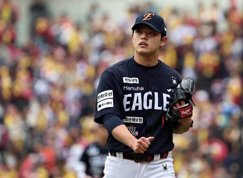 26일 서울 잠실야구장에서 열린 프로야구 2025 신한 SOL뱅크 KBO 포스트시즌 한국시리즈 1차전 한화 이글스와 LG 트윈스의 경기, 한화 선발 문동주가 1회 2실점을 허용한 뒤 공수교대를 위해 더그아웃으로 향하고 있다. 2025.12.26/뉴스1 ⓒ News1 구윤성 기자