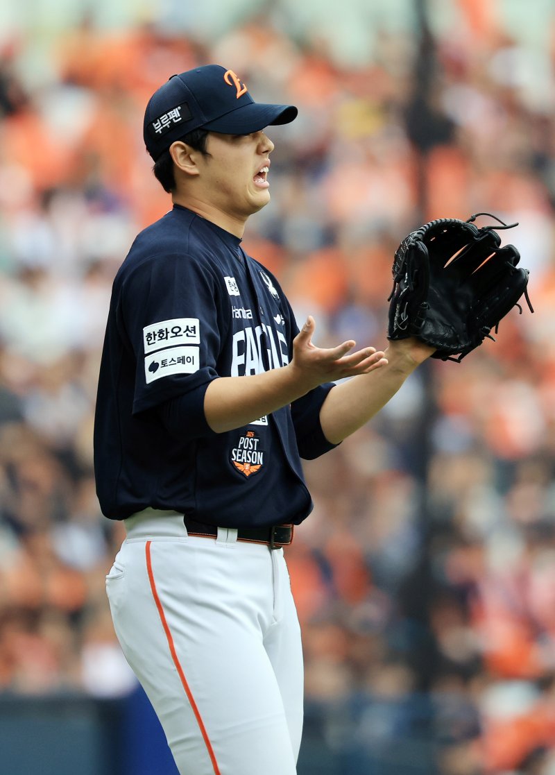 26일 서울 잠실야구장에서 열린 프로야구 2025 신한 SOL뱅크 KBO 포스트시즌 한국시리즈 1차전 한화 이글스와 LG 트윈스의 경기, 한화 선발 문동주가 1회말 무사 1루 상황 LG 신민재에게 내야안타를 허용한 뒤 아쉬워하고 있다. 2025.10.26/뉴스1 ⓒ News1 김진환 기자