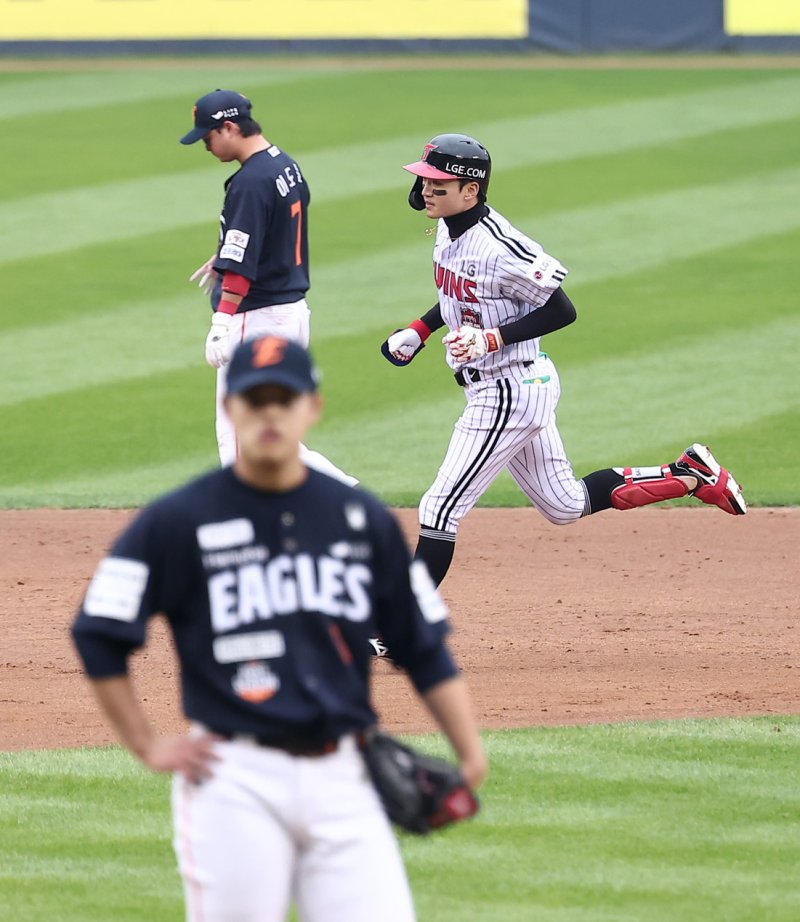 26일 서울 잠실야구장에서 열린 프로야구 2025 신한 SOL뱅크 KBO 포스트시즌 한국시리즈 1차전 한화 이글스와 LG 트윈스의 경기, LG 박해민이 6회말 무사 선두타자로 나서 솔로홈런을 터뜨린 후 그라운드를 돌고 있다. 2025.10.26/뉴스1 ⓒ News1 김성진 기자