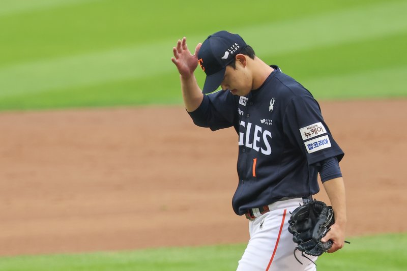 한화 선발투수 문동주가 5회말 김범수와 교체돼 마운드를 내려가고 있다. 사진=뉴스1