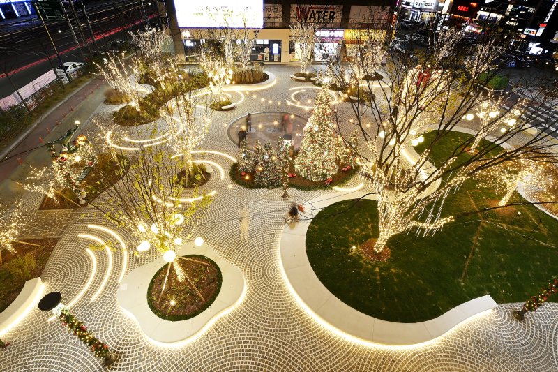 대구도시철도 2호선 대실역 인근에 있는 '다사광장'. 크리스마스 트리 경관조명이 켜져 있다.(대구 달성군 제공. 재판매 및 DB금지)