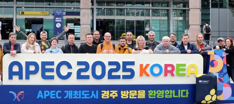 2025 경주 아시아태평양경제협력체(APEC) 정상회의 주간 시작을 하루 앞둔 가운데 26일 경북 경주역에 도착한 러시아 경제인들이 기념 촬영을 하고 있다. 2025.10.26/뉴스1 ⓒ News1 박지혜 기자