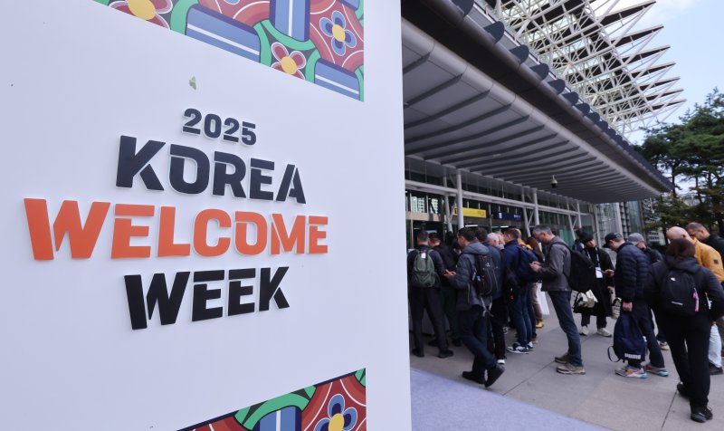 2025 경주 아시아태평양경제협력체(APEC) 정상회의 주간 시작을 하루 앞둔 가운데 26일 경북 경주역에 도착한 외국인 방문객들이 문화체육관광부가 마련한 환영 부스에서 웰컴키트를 받고 있다. 2025.10.26/뉴스1 ⓒ News1 박지혜 기자