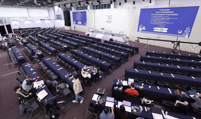2025 경주 아시아태평양경제협력체(APEC) 정상회의 주간 시작을 하루 앞둔 26일 경북 경주화백컨벤션센터 야외부지에 마련된 국제미디어센터(IMC)가 운영되고 있다. 2025.10.26/뉴스1 ⓒ News1 박지혜 기자