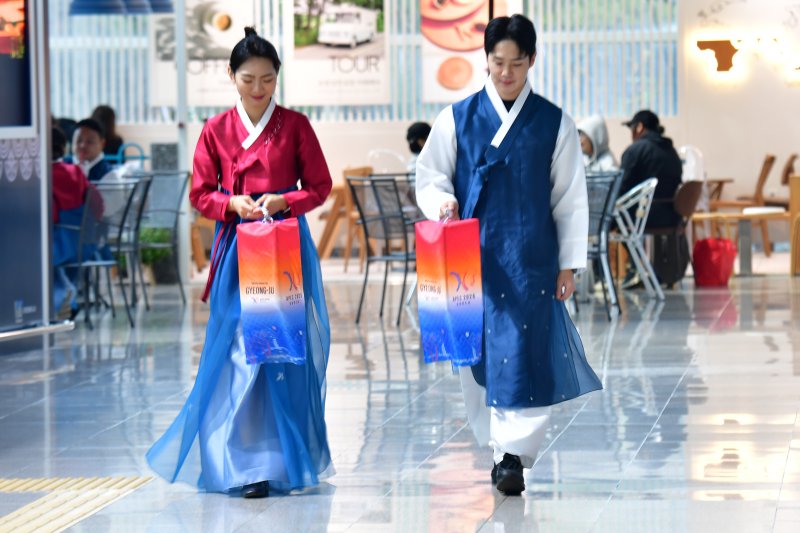 26일 경북 포항경주공항 로비에서 청사초롱을 든 'APEC 2025 정상회의 축하 서포터즈'들이 손님 맞이를 하고 있다. 2025.10.26/뉴스1 ⓒ News1 최창호 기자