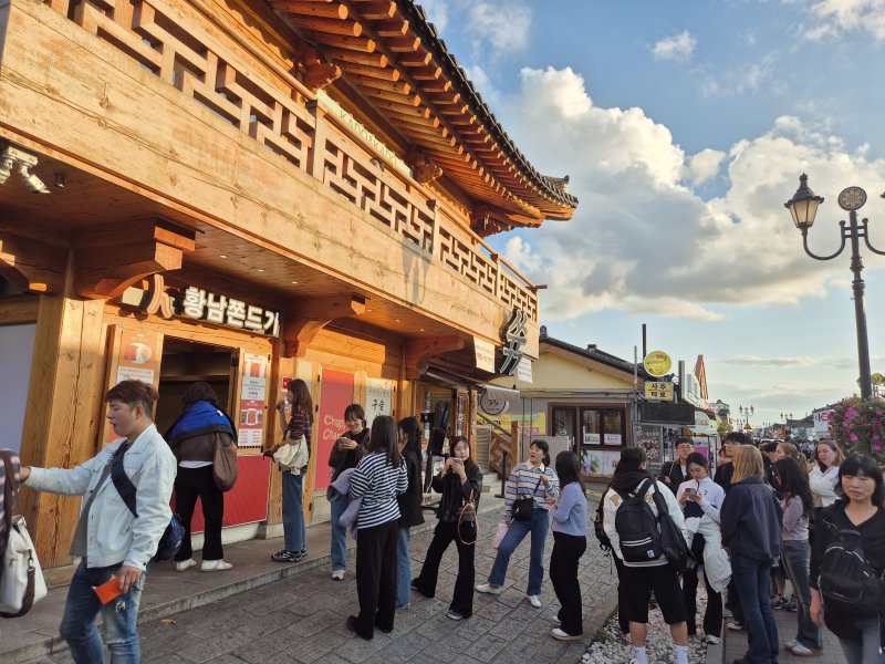 2025 APEC 정상회의를 앞둔 26일 세계유산 경주역사유적지구에 있는 황리단길이 APEC 참가자와 관광객들로 붐비고 있다. 2025.10.26/뉴스1 ⓒ News1 김대벽기자