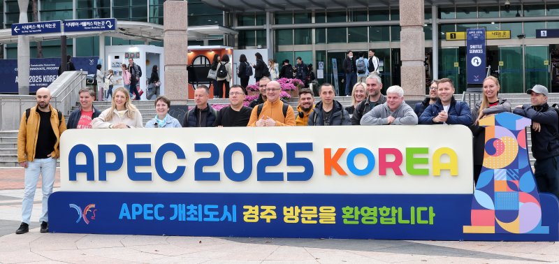 2025 경주 아시아태평양경제협력체(APEC) 정상회의 주간 시작을 하루 앞둔 가운데 26일 경북 경주역에 도착한 러시아 경제인들이 기념 촬영을 하고 있다. 2025.10.26/뉴스1 ⓒ News1 박지혜 기자