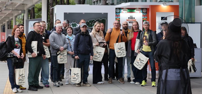 2025 경주 아시아태평양경제협력체(APEC) 정상회의 주간 시작을 하루 앞둔 가운데 26일 경북 경주역에 도착한 러시아 경제인들이 웰컴 키트를 받은 뒤 기념 촬영을 하고 있다. 2025.10.26/뉴스1 ⓒ News1 박지혜 기자