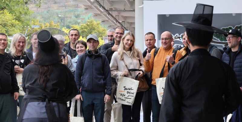 2025 경주 아시아태평양경제협력체(APEC) 정상회의 주간 시작을 하루 앞둔 가운데 26일 경북 경주역에 도착한 러시아 경제인들이 웰컴 키트를 받은 뒤 기념 촬영을 하고 있다. 2025.10.26/뉴스1 ⓒ News1 박지혜 기자