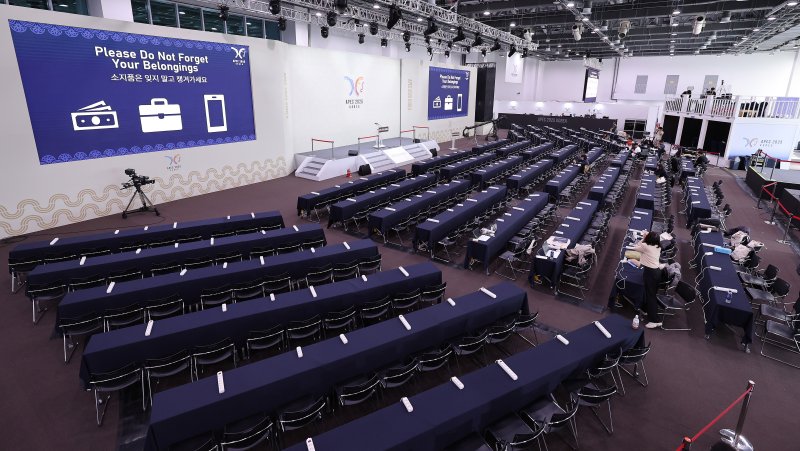 2025 경주 아시아태평양경제협력체(APEC) 정상회의 주간 시작을 하루 앞둔 26일 경북 경주화백컨벤션센터 야외부지에 마련된 국제미디어센터(IMC)가 운영되고 있다. 2025.10.26/뉴스1 ⓒ News1 박지혜 기자