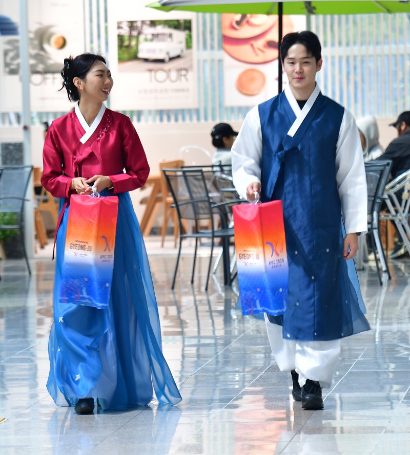 26일 경북 포항경주공항 로비에서 청사초롱을 든 'APEC 2025 정상회의 축하 서포터즈'들이 손님 맞이를 하고 있다. 2025.10.26/뉴스1 ⓒ News1 최창호 기자