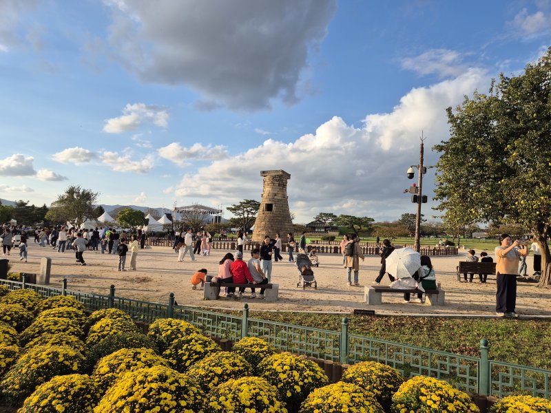 2025 APEC 정상회의를 앞둔 26일 경주시 세계유산 경주역사유적지구에 첨성대 일원이 관광객으로 붐비고 있다. 2025.10.26/뉴스1 ⓒ News1 김대벽기자