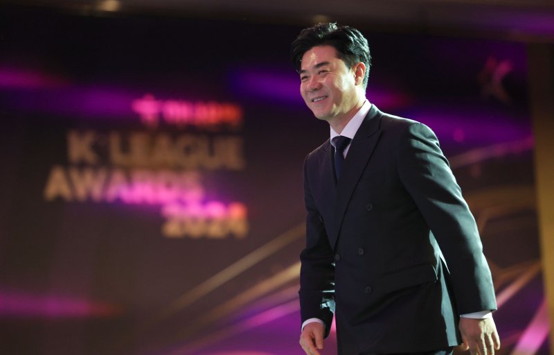 [서울=뉴시스] 김선웅 기자 = 강원FC 윤정환 감독이 지난해 11월29일 서울 서대문구 스위스 그랜드 호텔에서 열린 하나은행 K리그 2024 대상 시상식에서 K리그1 감독상을 수상하기 위해 무대에 오르고 있다. 2024.11.29. mangusta@newsis.com