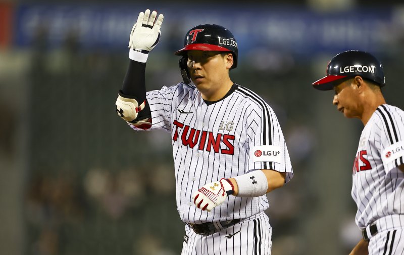 [서울=뉴시스] 김근수 기자 = 11일 서울 송파구 잠실야구장에서 열린 2025 KBO리그 KT 위즈 대 LG 트윈스의 경기, 3회말 무사 주자 1,3루 상황에서 LG 김현수가 안타를 치고 기뻐하고 있다. 2025.09.11. ks@newsis.com