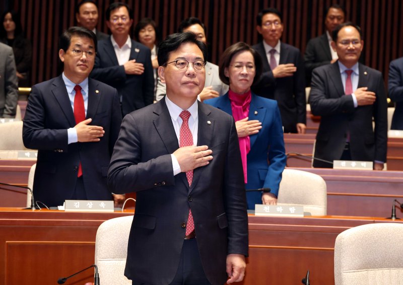 [서울=뉴시스] 조성봉 기자 = 송언석 국민의힘 원내대표와 의원들이 26일 오후 서울 여의도 국회에서 열린 의원총회에서 국민의례를 하고 있다. 2025.10.26. suncho21@newsis.com