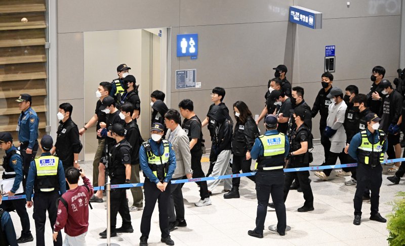 캄보디아 당국의 범죄단지 단속으로 적발돼 구금됐던 한국인들이 18일 오전 인천국제공항 2터미널을 통해 송환되고 있다. 이번 송환 대상자들은 이른바 '웬치'로 불리는 캄보디아 범죄단지에서 보이스피싱이나 로맨스 스캠(사기) 등 범죄에 가담한 혐의를 받고 있다. 이들은 호송 차량 23대 등을 타고 충남경찰청 등 6개 관할 경찰관서로 압송된다. (공동취재) 2025.10.18/뉴스1 ⓒ News1 박지혜 기자