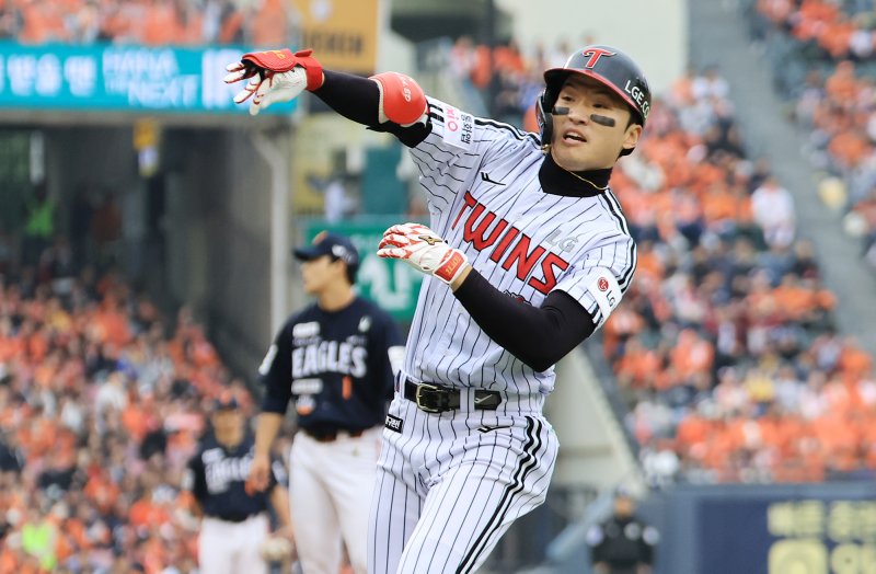 26일 서울 잠실야구장에서 열린 프로야구 한국시리즈 1차전 한화 이글스와 LG 트윈스의 경기에서 LG 박해민이 5회말 선두타자로 나와 솔로홈런을 친 뒤 환호하고 있다. 사진=뉴스1