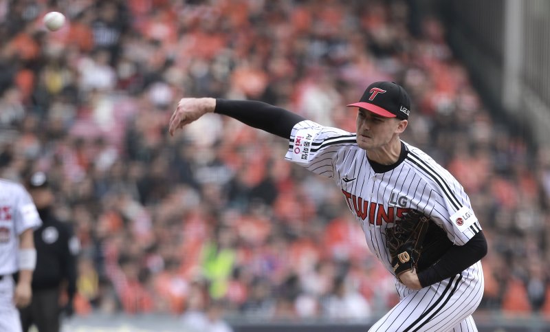 [서울=뉴시스] 정병혁 기자 = 26일 서울 송파구 잠실야구장에서 열린 2025 KBO 한국시리즈 1차전 한화 이글스와 LG 트윈스의 경기, LG 선발 톨허스트가 공을 던지고 있다. 2025.10.26. jhope@newsis.com