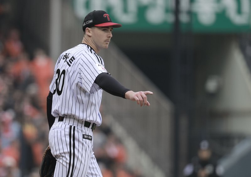 [서울=뉴시스] 정병혁 기자 = 26일 서울 송파구 잠실야구장에서 열린 2025 KBO 한국시리즈 1차전 한화 이글스와 LG 트윈스의 경기, 5회초 1사 3루 상황 LG 선발 톨허스트가 한화 이도윤의 타구를 잡아 아웃시킨 신민재에게 인사를 하고 있다. 2025.10.26. jhope@newsis.com