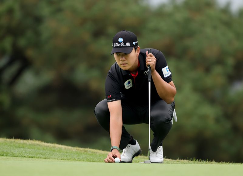 이정환이 제네시스 챔피언십 최종라운드 10번홀에서 퍼팅 라인을 살피고 있다. KPGA 제공